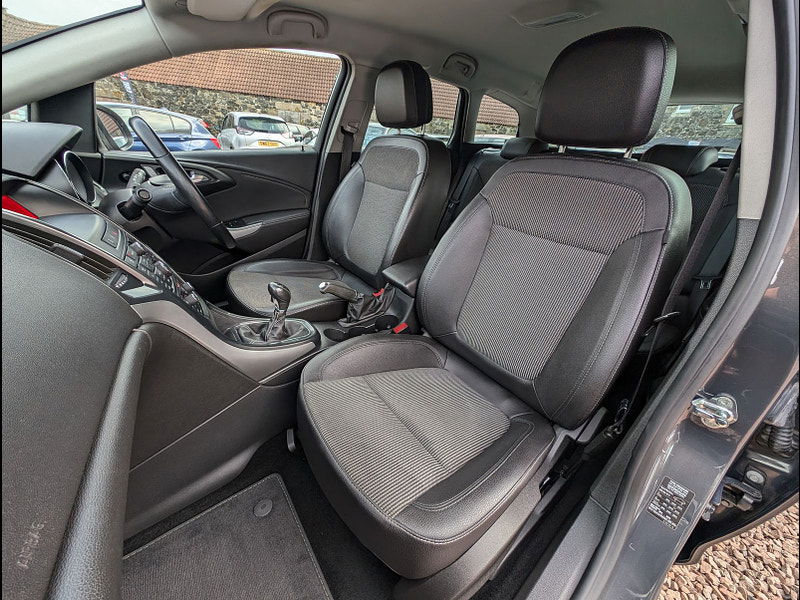Vauxhall Astra 2.0L SE CDTI S/S Estate 5dr Diesel Manual Euro 5 (163 bhp) 5dr Manual 2025