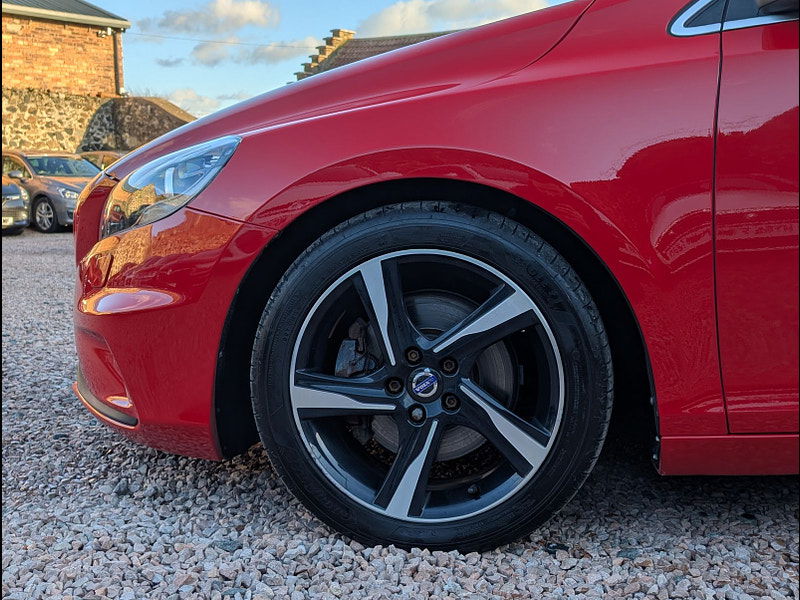Volvo V40 2.0L D2 R-DESIGN NAV Hatchback 5dr Diesel Manual Euro 6 (118 bhp) 5dr Manual 2025