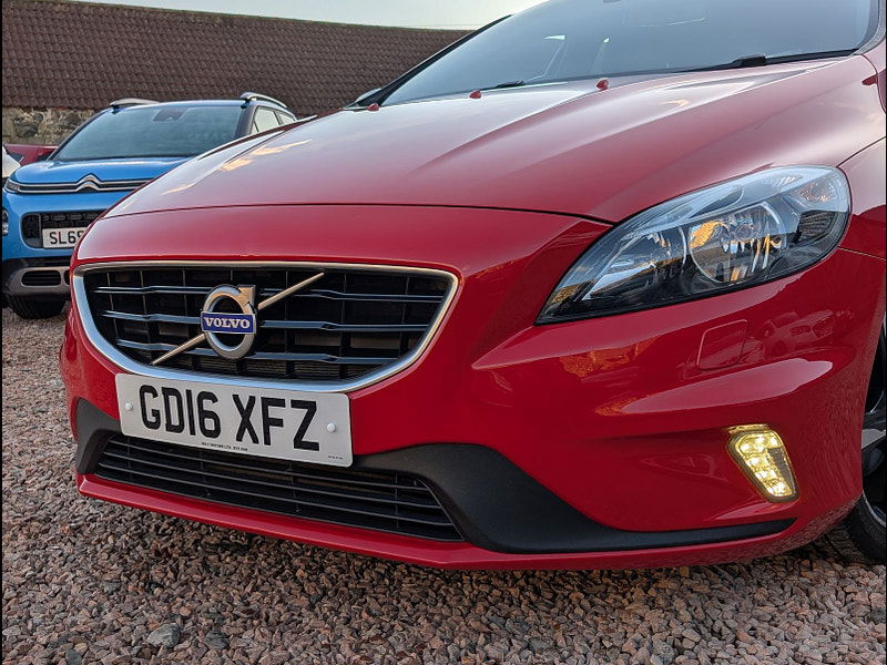 Volvo V40 2.0L D2 R-DESIGN NAV Hatchback 5dr Diesel Manual Euro 6 (118 bhp) 5dr Manual 2025