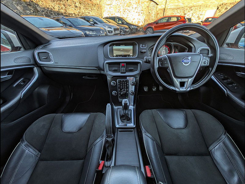 Volvo V40 2.0L D2 R-DESIGN NAV Hatchback 5dr Diesel Manual Euro 6 (118 bhp) 5dr Manual 2025