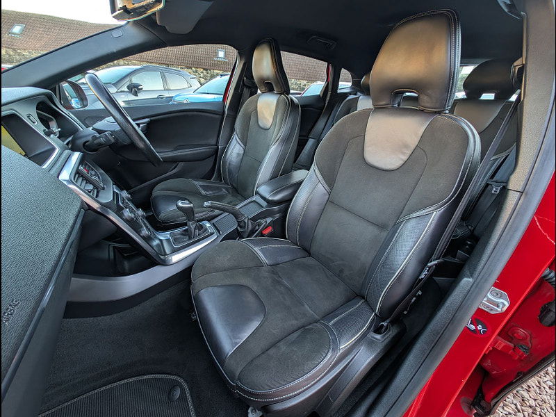 Volvo V40 2.0L D2 R-DESIGN NAV Hatchback 5dr Diesel Manual Euro 6 (118 bhp) 5dr Manual 2025