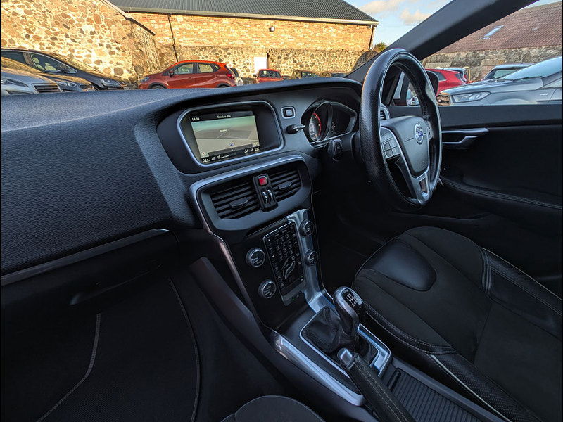 Volvo V40 2.0L D2 R-DESIGN NAV Hatchback 5dr Diesel Manual Euro 6 (118 bhp) 5dr Manual 2025