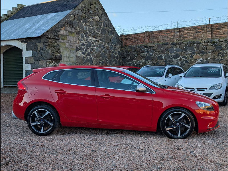 Volvo V40 2.0L D2 R-DESIGN NAV Hatchback 5dr Diesel Manual Euro 6 (118 bhp) 5dr Manual 2025