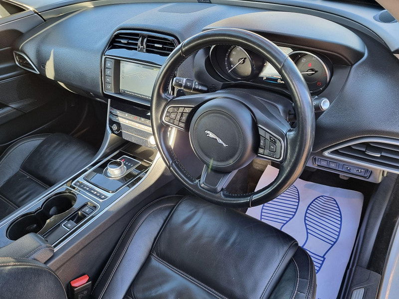 Jaguar XE 2.0d Prestige Auto Euro 6 (s/s) 4dr 4dr Automatic 2025