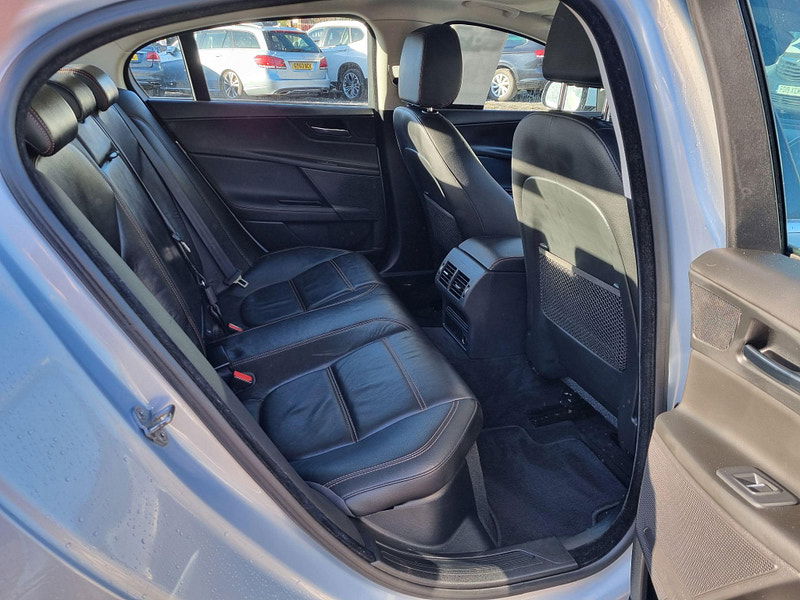 Jaguar XE 2.0d Prestige Auto Euro 6 (s/s) 4dr 4dr Automatic 2025
