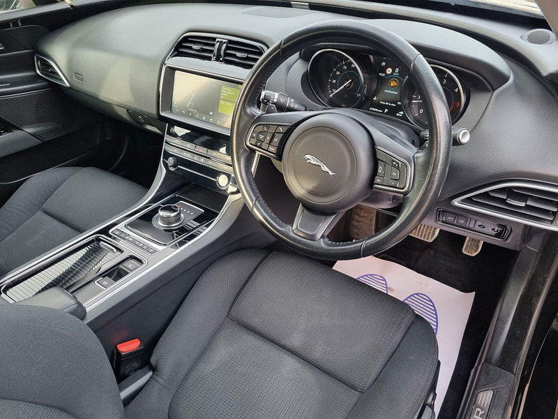 Jaguar XE 2.0d SE Auto Euro 6 (s/s) 4dr 4dr Automatic 2026