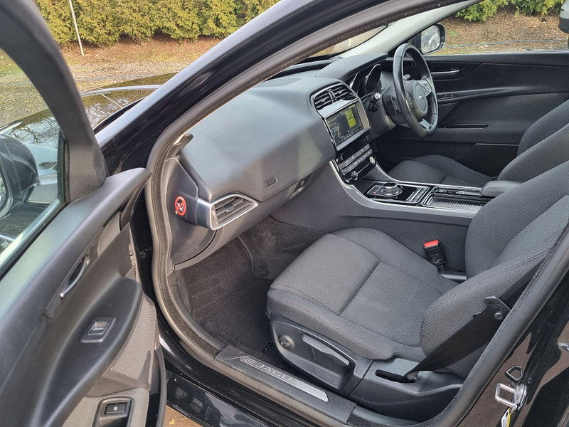 Jaguar XE 2.0d SE Auto Euro 6 (s/s) 4dr 4dr Automatic 2026