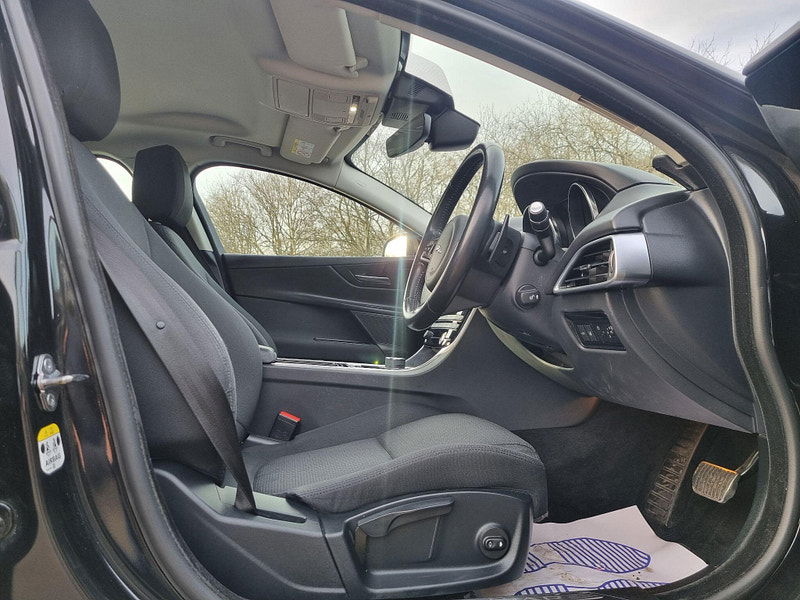 Jaguar XE 2.0d SE Auto Euro 6 (s/s) 4dr 4dr Automatic 2026
