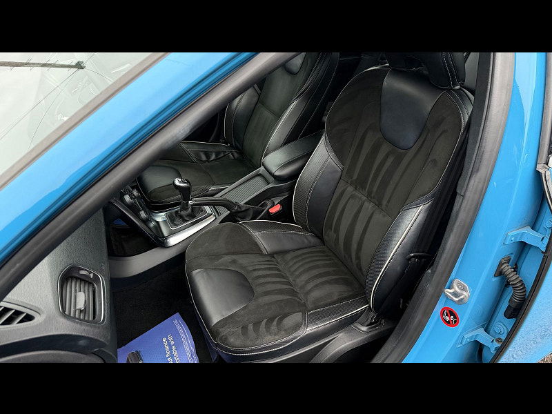 Volvo V40 1.6 T2 R-Design Hatchback 5dr Petrol Manual Euro 5 (s/s) (120 ps) 5dr Manual 2026