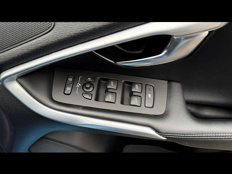 Volvo V40 1.6 T2 R-Design Hatchback 5dr Petrol Manual Euro 5 (s/s) (120 ps) 5dr Manual 2026