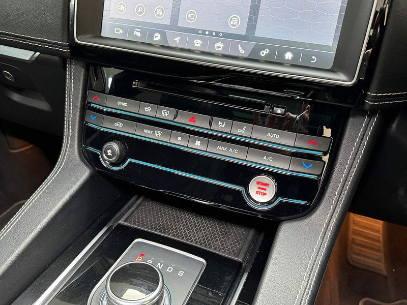 Jaguar F-PACE 3.0 D300 V6 S Auto AWD Euro 6 (s/s) 5dr 5dr Automatic 2025