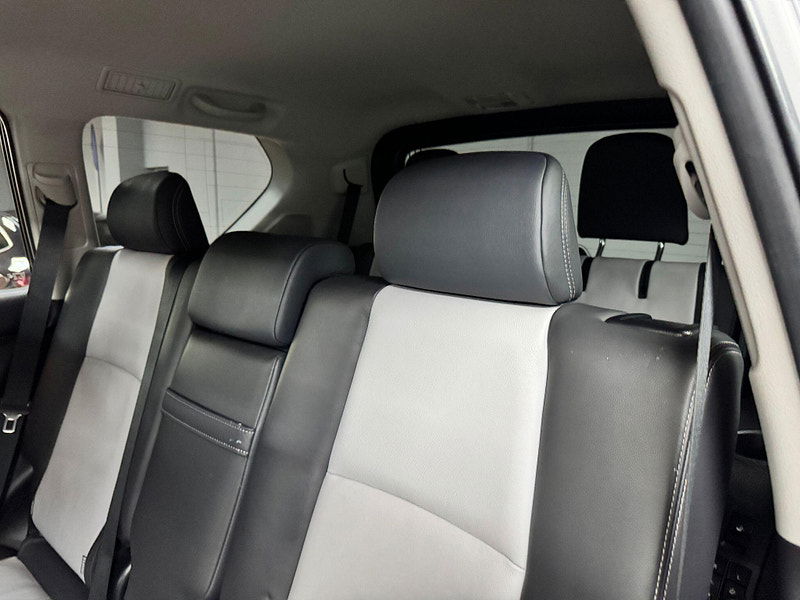 Toyota Land Cruiser 3.0 D-4D Invincible Auto 4WD Euro 5 5dr (7 Seats) 5dr Automatic 2025