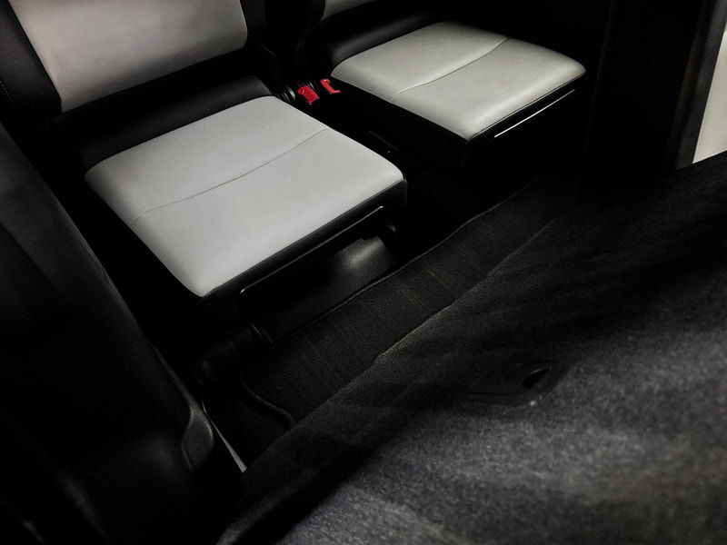 Toyota Land Cruiser 3.0 D-4D Invincible Auto 4WD Euro 5 5dr (7 Seats) 5dr Automatic 2025