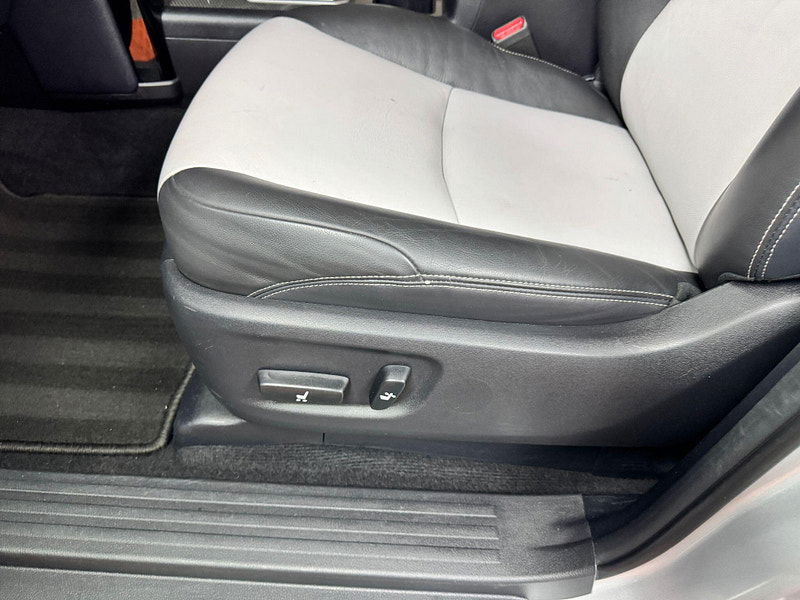 Toyota Land Cruiser 3.0 D-4D Invincible Auto 4WD Euro 5 5dr (7 Seats) 5dr Automatic 2025