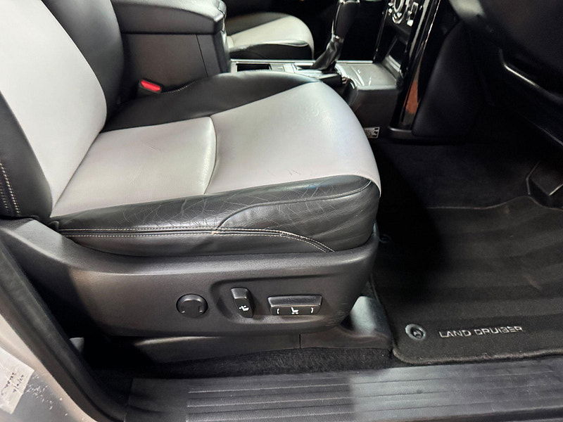 Toyota Land Cruiser 3.0 D-4D Invincible Auto 4WD Euro 5 5dr (7 Seats) 5dr Automatic 2025