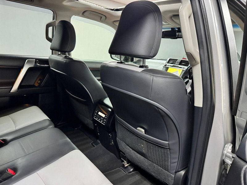 Toyota Land Cruiser 3.0 D-4D Invincible Auto 4WD Euro 5 5dr (7 Seats) 5dr Automatic 2025