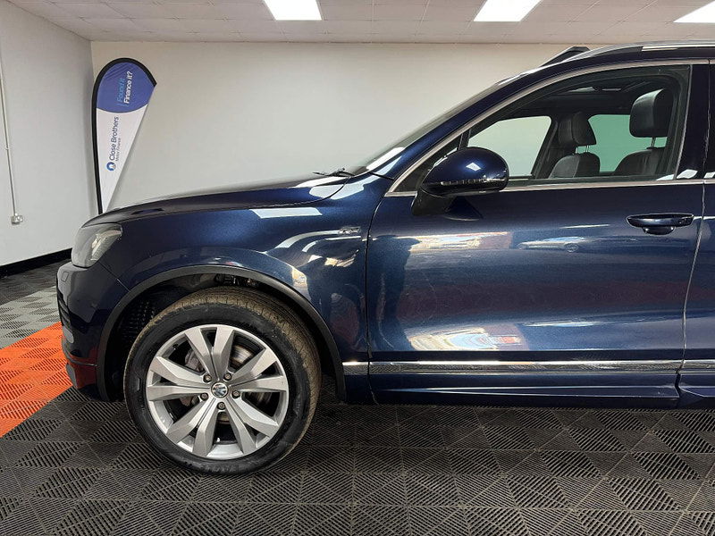 Volkswagen Touareg 3.0 TDI V6 BlueMotion Tech R-Line Tiptronic 4WD Euro 5 (s/s) 5dr 5dr Automatic 2024