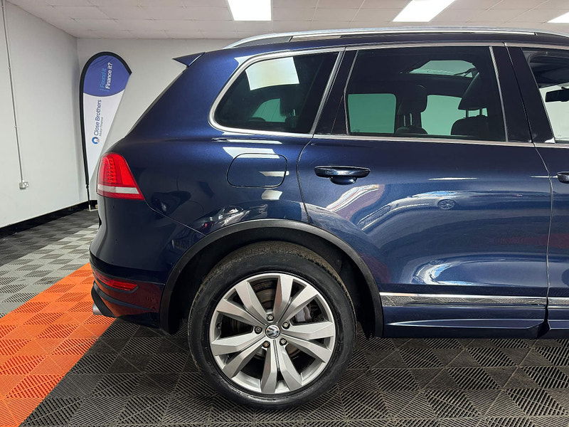 Volkswagen Touareg 3.0 TDI V6 BlueMotion Tech R-Line Tiptronic 4WD Euro 5 (s/s) 5dr 5dr Automatic 2024