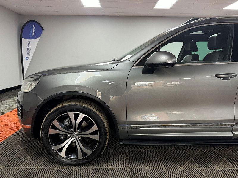 Volkswagen Touareg 3.0 TDI V6 BlueMotion Tech R-Line Tiptronic 4WD Euro 6 (s/s) 5dr 5dr Automatic 2024