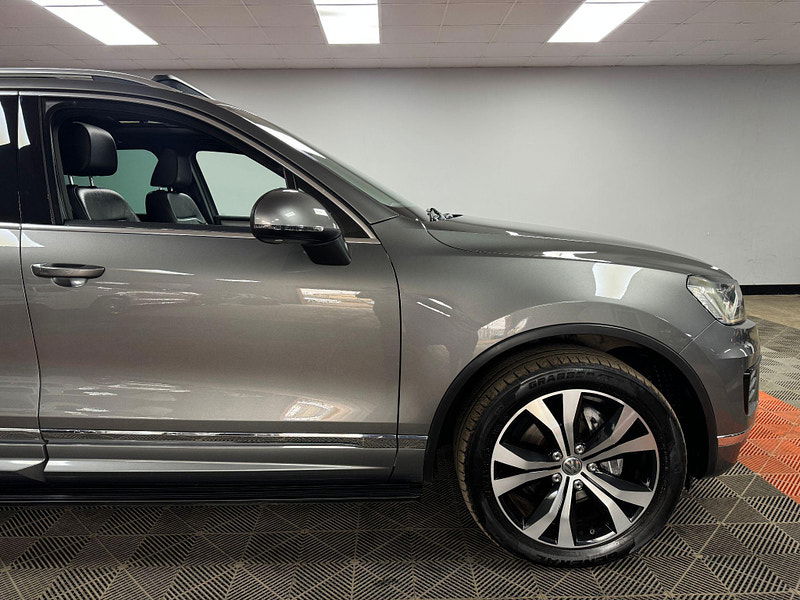 Volkswagen Touareg 3.0 TDI V6 BlueMotion Tech R-Line Tiptronic 4WD Euro 6 (s/s) 5dr 5dr Automatic 2024