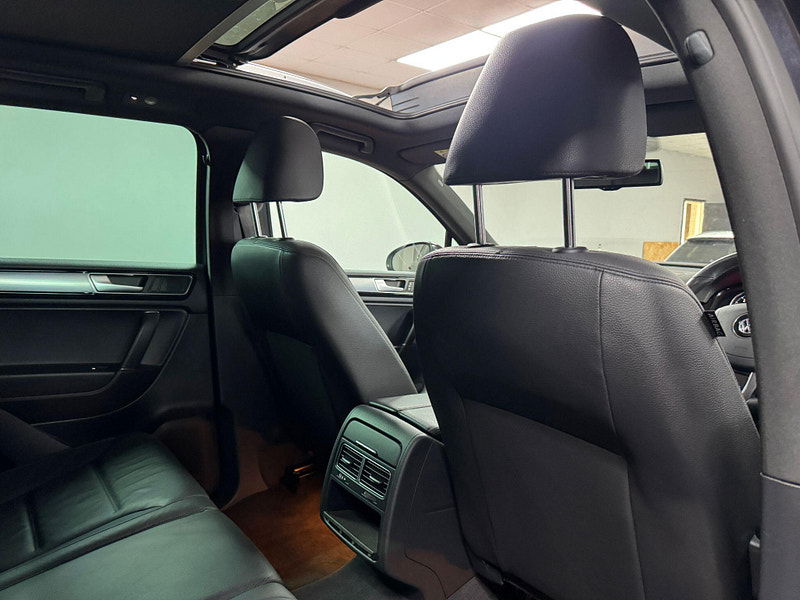 Volkswagen Touareg 3.0 TDI V6 BlueMotion Tech R-Line Tiptronic 4WD Euro 6 (s/s) 5dr 5dr Automatic 2025