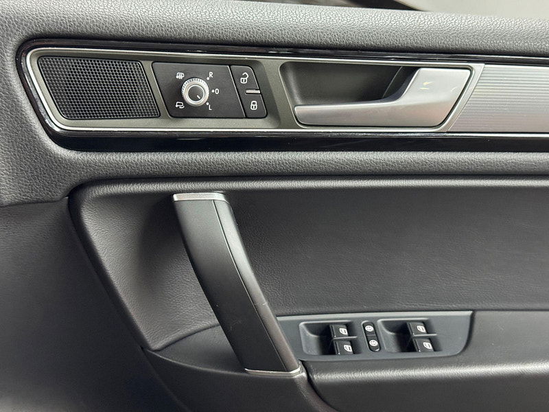 Volkswagen Touareg 3.0 TDI V6 BlueMotion Tech R-Line Tiptronic 4WD Euro 6 (s/s) 5dr 5dr Automatic 2025