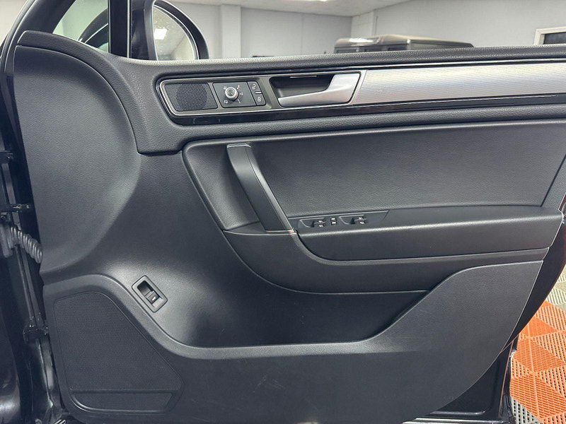 Volkswagen Touareg 3.0 TDI V6 BlueMotion Tech R-Line Tiptronic 4WD Euro 6 (s/s) 5dr 5dr Automatic 2025