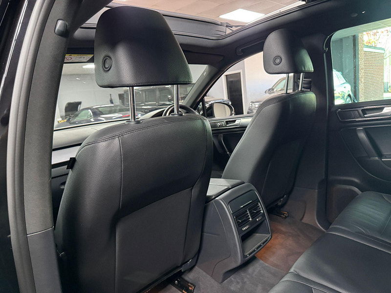 Volkswagen Touareg 3.0 TDI V6 BlueMotion Tech R-Line Tiptronic 4WD Euro 6 (s/s) 5dr 5dr Automatic 2025
