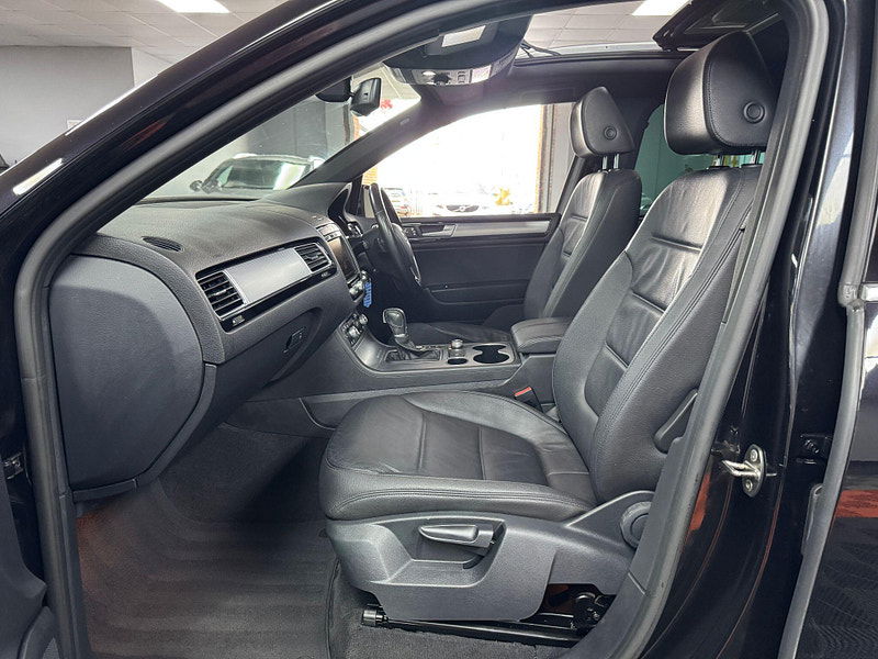 Volkswagen Touareg 3.0 TDI V6 BlueMotion Tech R-Line Tiptronic 4WD Euro 6 (s/s) 5dr 5dr Automatic 2025