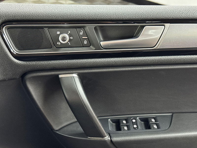 Volkswagen Touareg 3.0 TDI V6 BlueMotion Tech R-Line Tiptronic 4WD Euro 6 (s/s) 5dr 5dr Automatic 2025