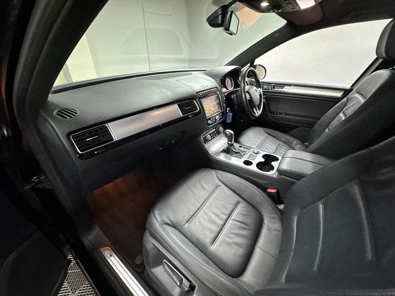 Volkswagen Touareg 3.0 TDI V6 BlueMotion Tech R-Line Tiptronic 4WD Euro 6 (s/s) 5dr 5dr Automatic 2025