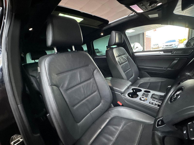 Volkswagen Touareg 3.0 TDI V6 BlueMotion Tech R-Line Tiptronic 4WD Euro 6 (s/s) 5dr 5dr Automatic 2025