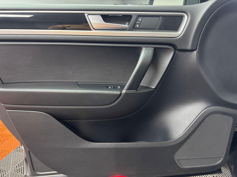 Volkswagen Touareg 3.0 TDI V6 BlueMotion Tech R-Line Tiptronic 4WD Euro 6 (s/s) 5dr 5dr Automatic 2025