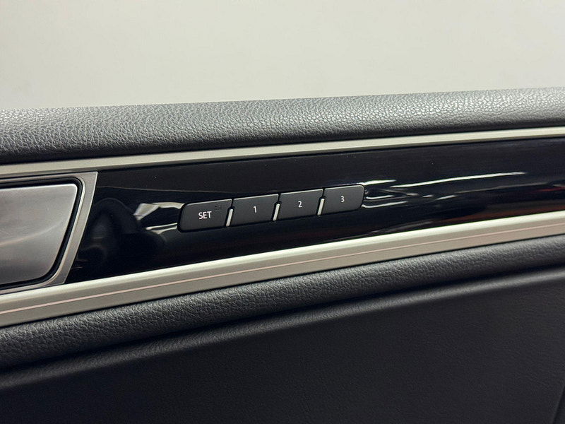 Volkswagen Touareg 3.0 TDI V6 BlueMotion Tech R-Line Tiptronic 4WD Euro 6 (s/s) 5dr 5dr Automatic 2025