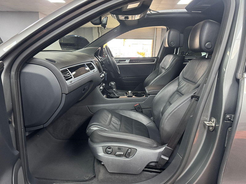 Volkswagen Touareg 3.0 TDI V6 BlueMotion Tech R-Line Tiptronic 4WD Euro 6 (s/s) 5dr 5dr Automatic 2025