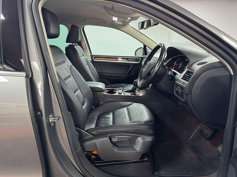 Volkswagen Touareg 3.0 TDI V6 BlueMotion Tech SE Tiptronic 4WD Euro 6 (s/s) 5dr 5dr Automatic 2025