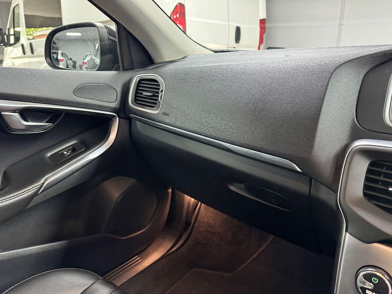 Volvo V40 2.0 D2 Inscription Euro 6 (s/s) 5dr 5dr Manual 2025