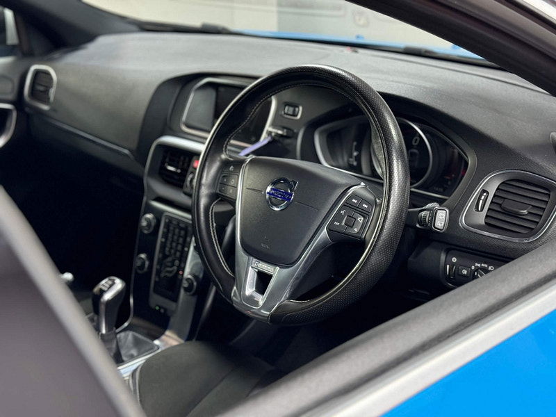 Volvo V40 2.0 D2 R-Design Nav Euro 6 (s/s) 5dr 5dr Manual 2025