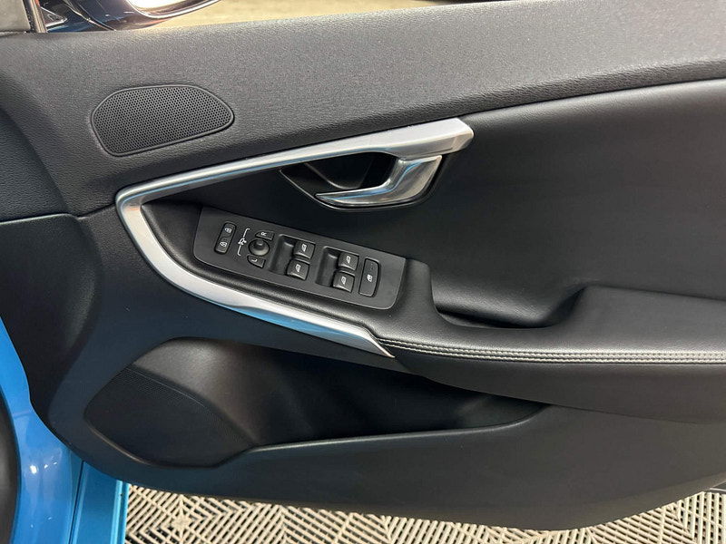 Volvo V40 2.0 D2 R-Design Nav Euro 6 (s/s) 5dr 5dr Manual 2025