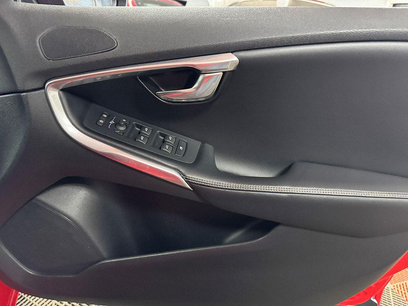 Volvo V40 2.0 D3 R-Design Nav Auto Euro 6 (s/s) 5dr 5dr Automatic 2025