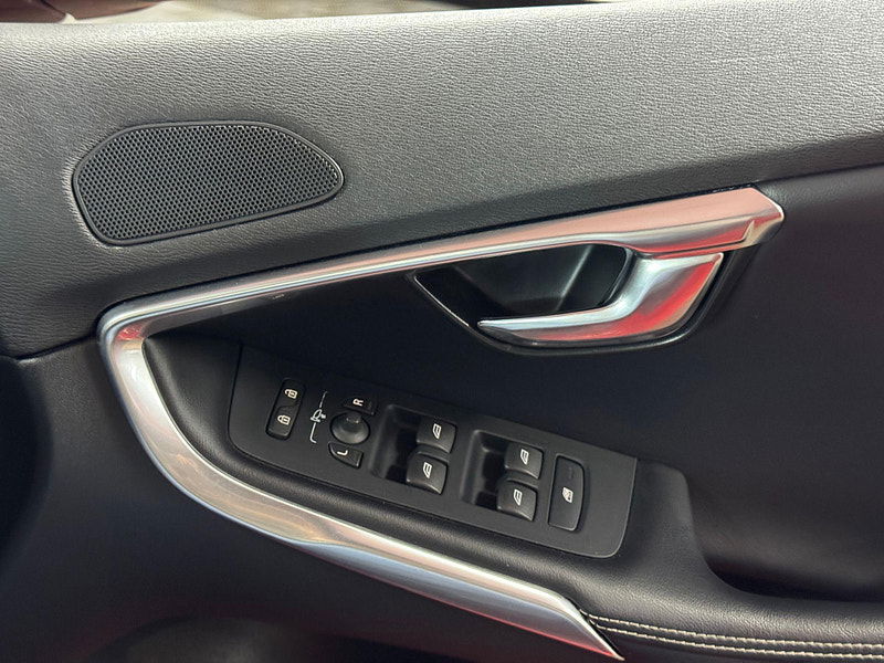 Volvo V40 2.0 D3 R-Design Nav Auto Euro 6 (s/s) 5dr 5dr Automatic 2025