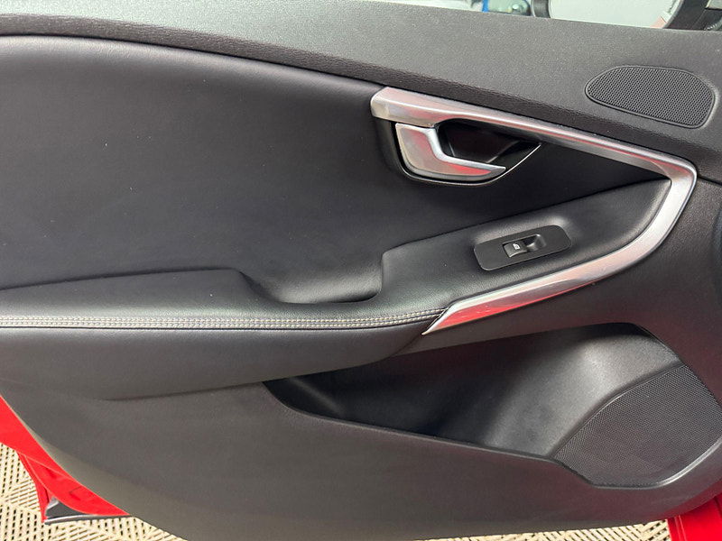 Volvo V40 2.0 D3 R-Design Nav Auto Euro 6 (s/s) 5dr 5dr Automatic 2025