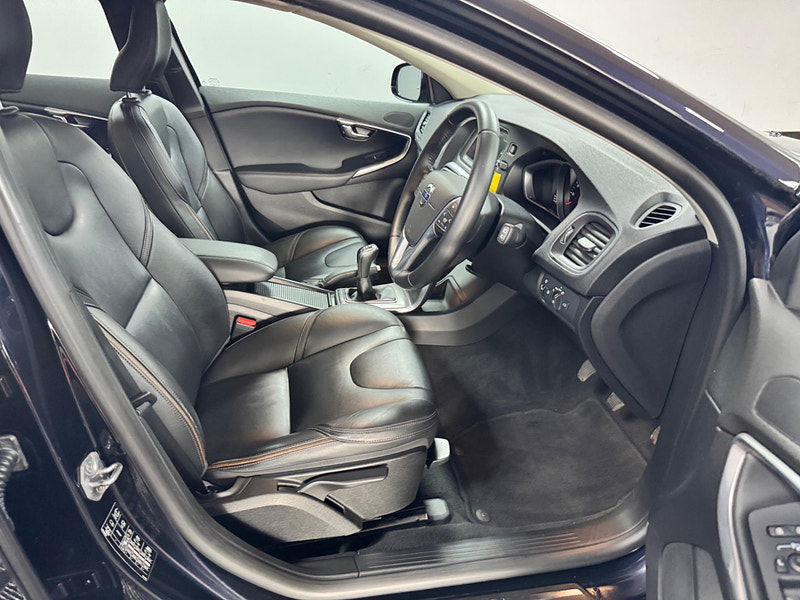 Volvo V40 Cross Country 2.0 D3 Lux Nav Euro 6 (s/s) 5dr 5dr Manual 2025