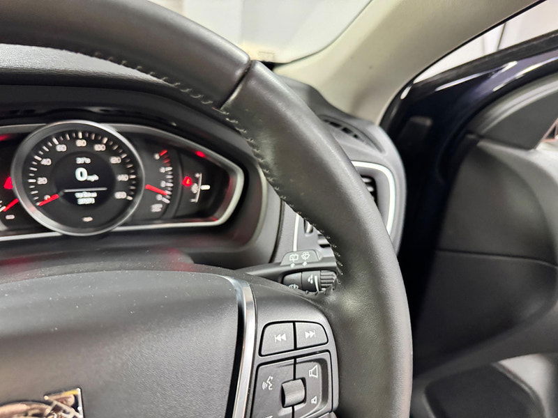 Volvo V40 Cross Country 2.0 D3 Lux Nav Euro 6 (s/s) 5dr 5dr Manual 2025