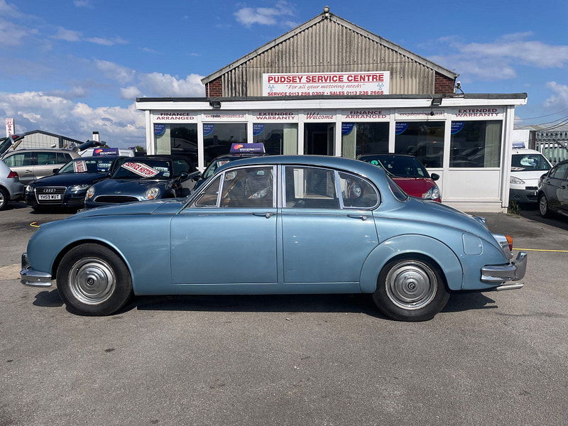 Daimler V8-250  4dr Automatic 2025