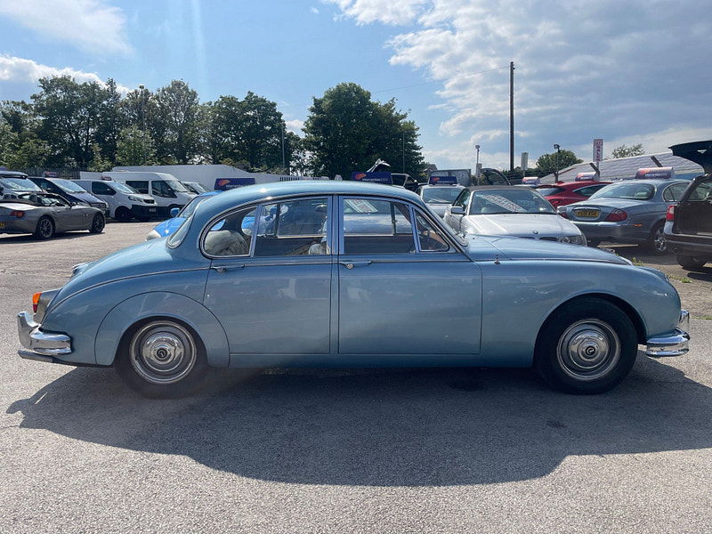 Daimler V8-250  4dr Automatic 2025