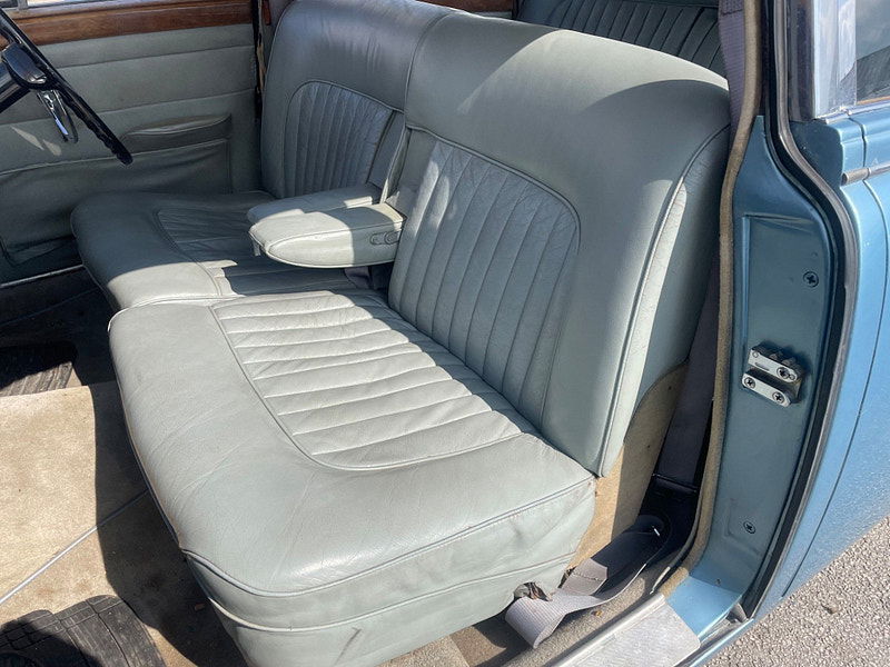 Daimler V8-250  4dr Automatic 2025
