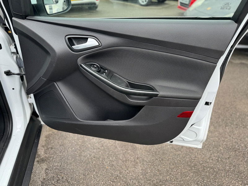 Ford Focus 1.0T EcoBoost Zetec Euro 5 (s/s) 5dr 5dr Manual 2025