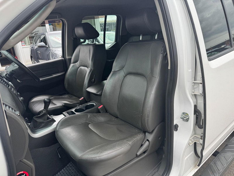 Nissan Navara 2.5 dCi Tekna 4WD Euro 5 4dr 4dr Manual 2025