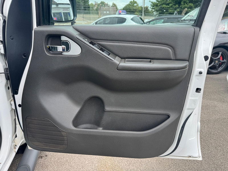 Nissan Navara 2.5 dCi Tekna 4WD Euro 5 4dr 4dr Manual 2025